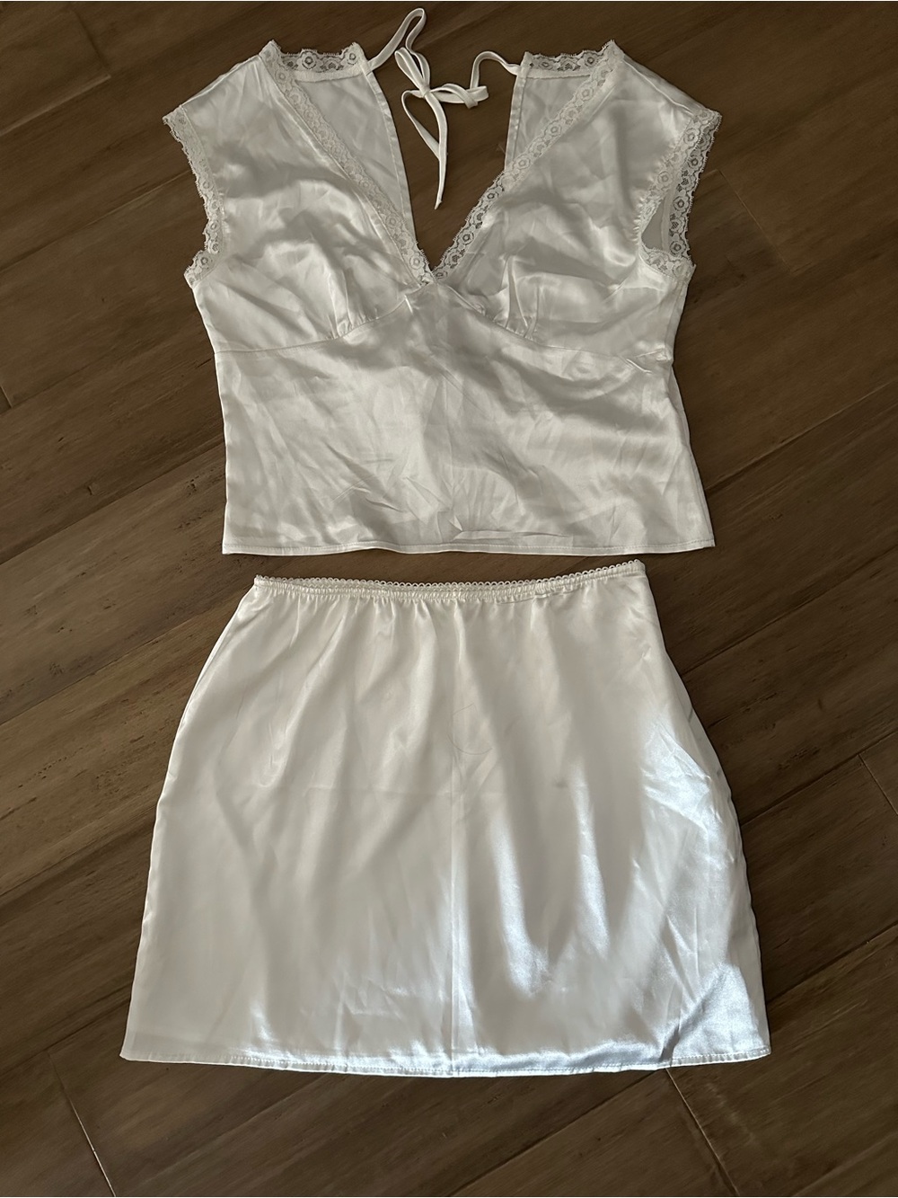 Commense White Satin Lace-Trim Skirt Set